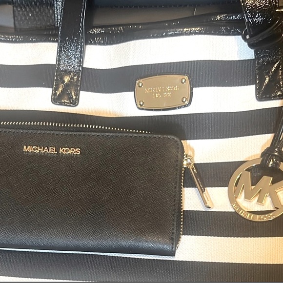 Michael Kors Tote and Wallet set - Picture 3 of 11